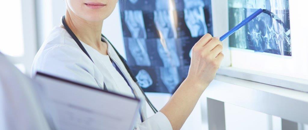 Médico mostrando as inovações na radiologia 